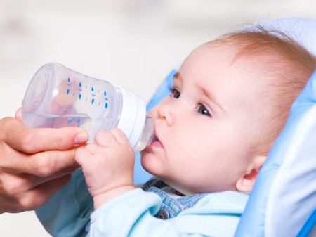 Cách bổ sung nước hợp lý cho trẻ