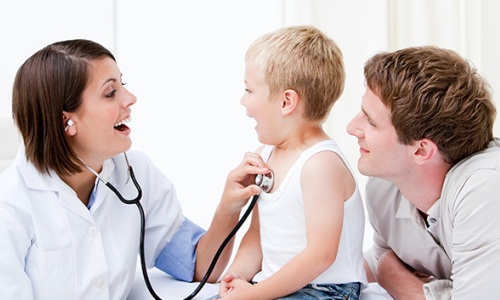 Cách chăm sóc cho trẻ bị viêm họng cấp