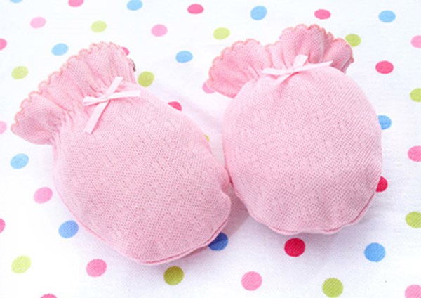 Hiểm họa từ bao tay, bao chân của trẻ sơ sinh